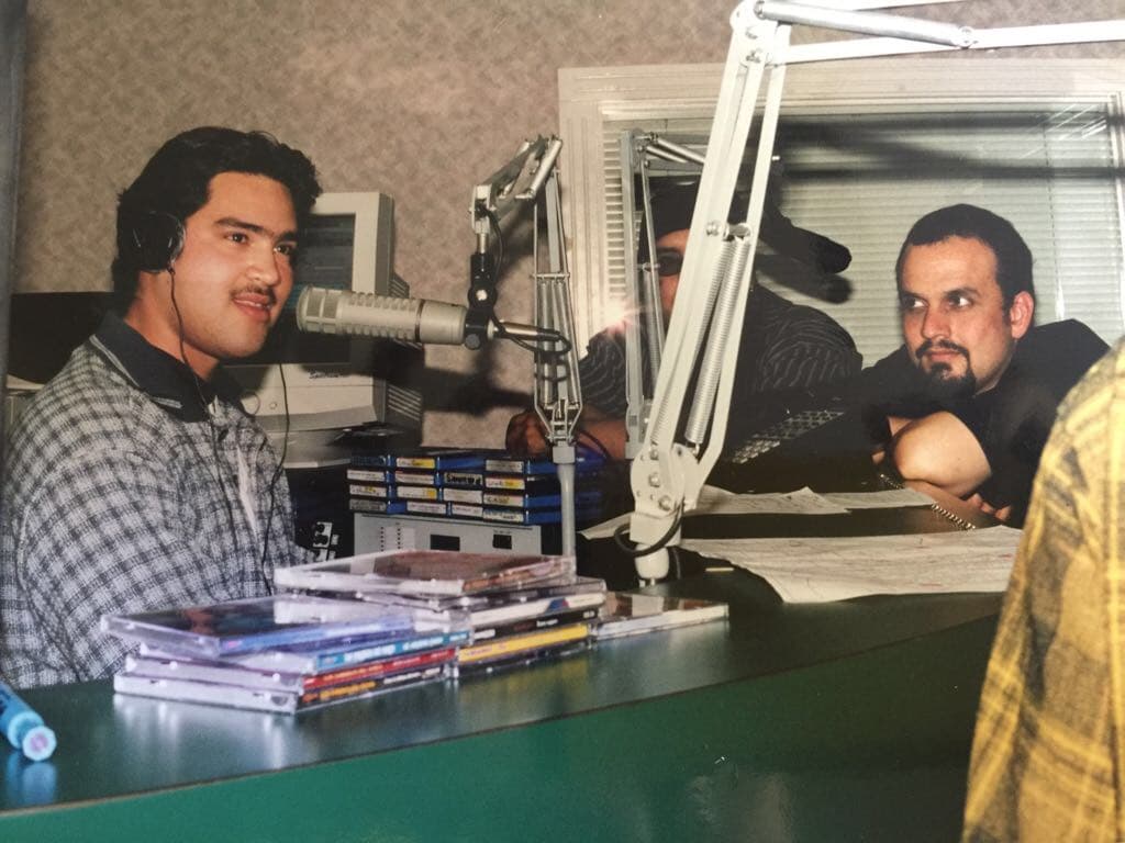 Los primeros días de radio de Raúl, aquí en entrevista durante su trayectoria en Odessa, TX.