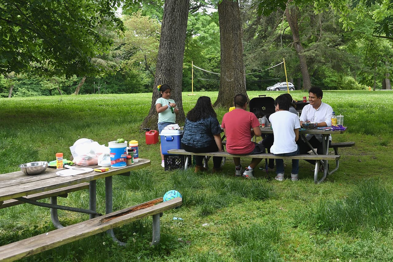 <b>Vayan a comer en familia</b>. Si bien es muy probable que los mejores restaurantes estarán a reventar durante el fin de semana, en el área de Filadelfia (y otras zonas) 
<b><a href="https://www.visitphilly.com/uwishunu/things-to-do-in-philadelphia-this-week-weekend/">encontrarás ofertas y opciones que te ayudarán a consentir a mamá</a></b>. Como plan “B” quizá te toque pedir para llevar y preparar un picnic o -si eres bueno con la parrilla- utilizar la ocasión como excusa para armar la celebración en casa.