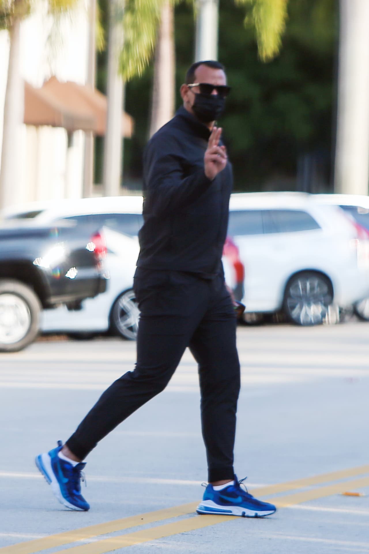 Recientemente Alex Rodríguez también fue relacionado 
<a href="https://www.univision.com/shows/el-gordo-y-la-flaca/jose-canseco-vuelve-a-la-carga-contra-a-rod-tras-su-ruptura-con-jlo-te-dije-que-se-separarian-video">con otra rubia</a>. 
<br>