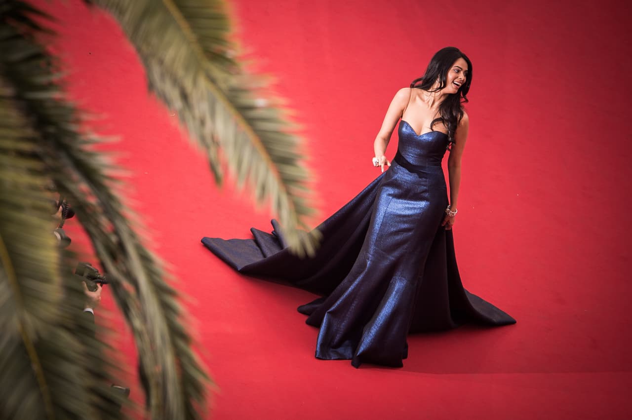 La actriz Mallika Sherawat en un vestido metálico.