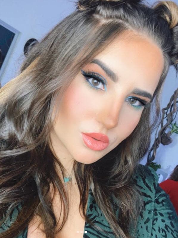 "Hay algunos que lo habrían solucionado diferente, pero se dio así. 
<b><a href="https://www.univision.com/famosos/cecilia-galliano-reacciono-hija-perdio-virginidad-valentina-galliano-fotos">Valentina tuvo mucho tiempo de terapia</a> porque para ella era su papá y después separarse</b>, '¿por qué nunca me habló?', es tal vez como lo toma cada persona", explicó al reportero Edén Dorantes sobre el sentir que tuvo su hija tras la separación. 
<br>