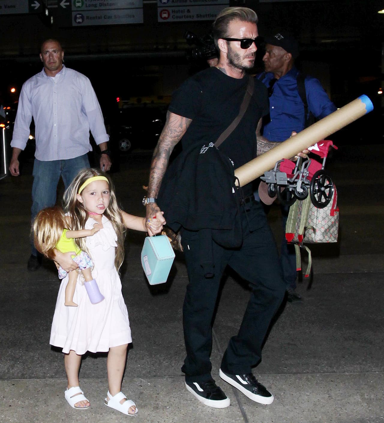 Su pequeña hija no soltó la mano de papá, quien además de llevar a su hija de la mano, también carga con mochilas, coches de bebé, y todo lo que la nena pueda necesitar.