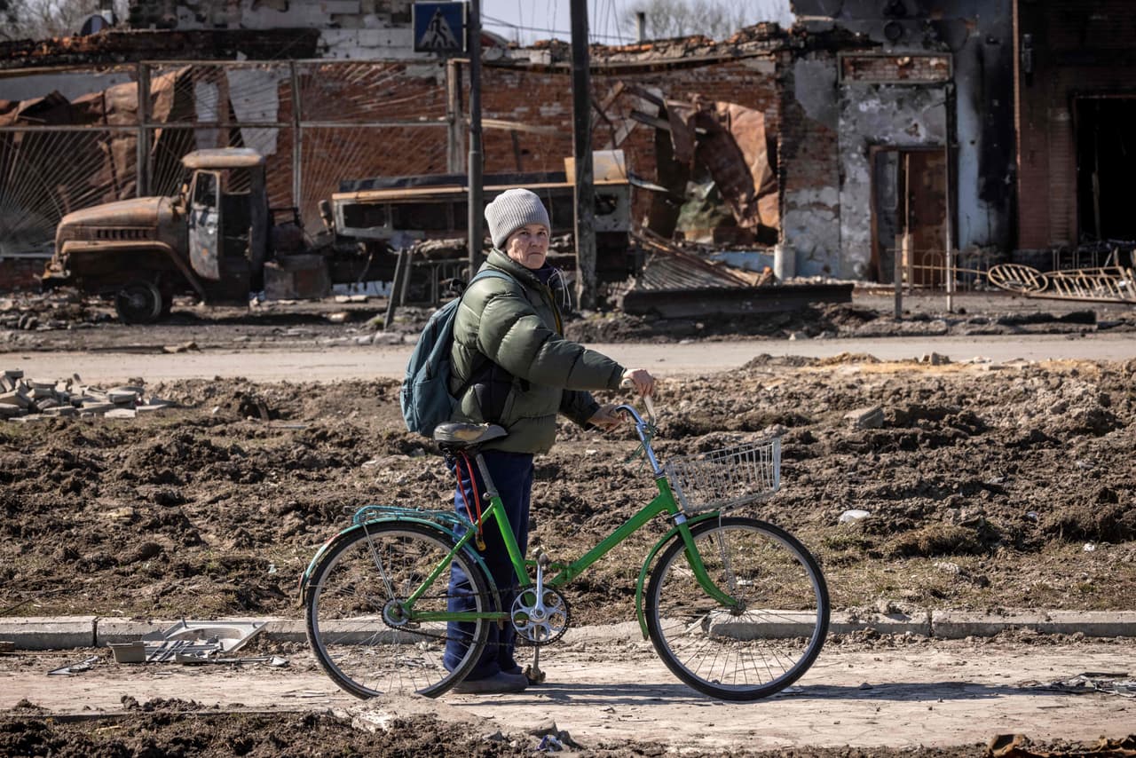Trostianets es el primer enclave que han estado bajo ataque y dominio ruso que fue recuperado por fuerzas ucranianas y a los que la prensa ha podido acceder. Las imágenes muestran así un escenario devastado. 
<br>
<br>En la foto, un residente de Trostianets Trostyanets este 29 de marzo de 2022. 
<br>