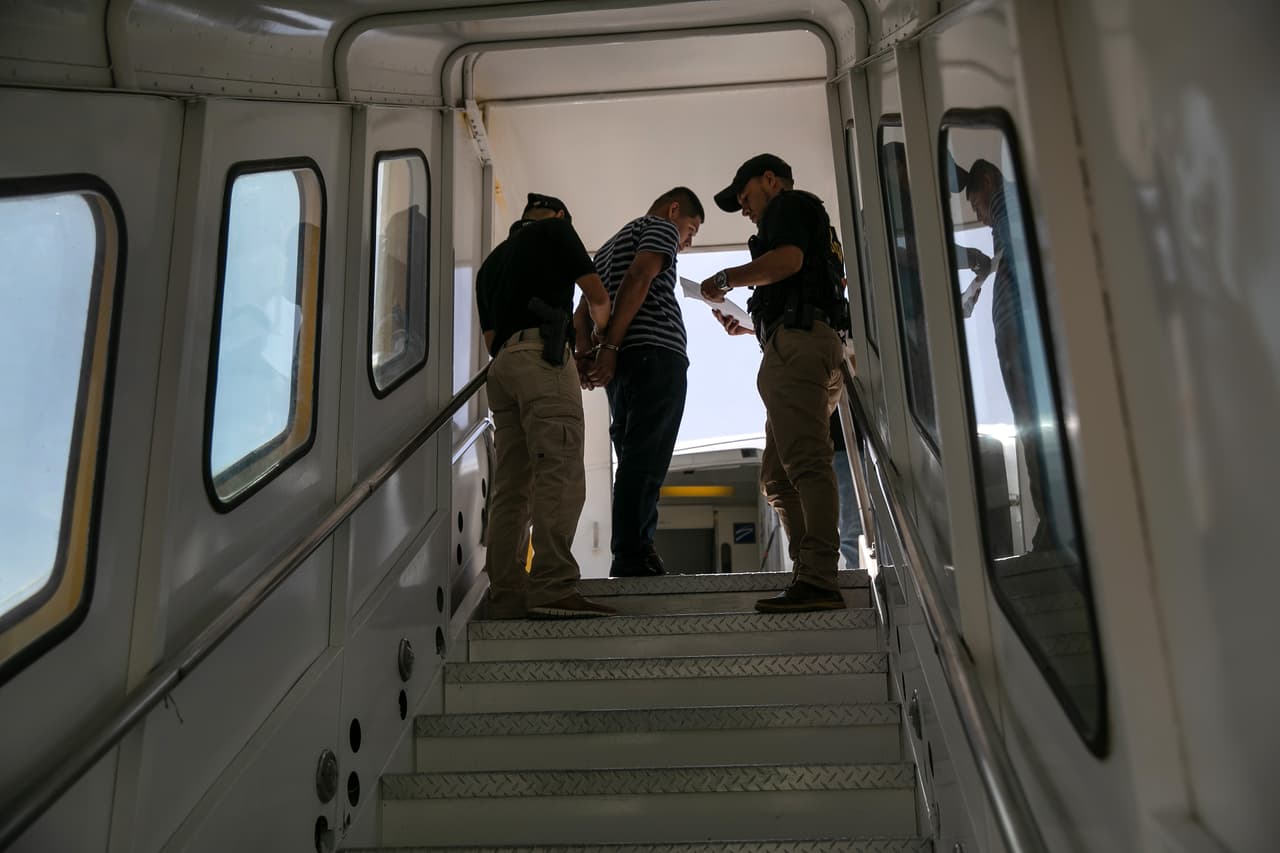 Entre los casos difíciles que ha defendido el abogado, Raed González, se encuentra el de personas que arreglaron residencia permanente, pero sin decir que eran convictos de algún delito y al momento de tramitar la ciudadanía, Inmigración se da cuenta de que no lo reportaron y comienzan los problemas.