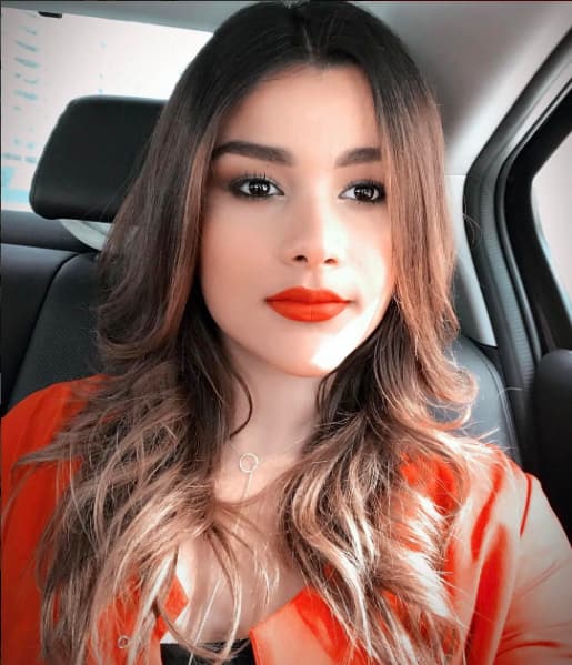 El rojo es otro color que 
<a href="https://www.univision.com/shows/el-gordo-y-la-flaca/clarissa-molina-esta-en-espana-y-al-igual-que-raul-se-ha-dado-sus-gustitos-de-comida-fotos">Clarissa</a> sabe llevar muy bien y la ayuda a resaltar sus labios sin exageraciones.
<br>