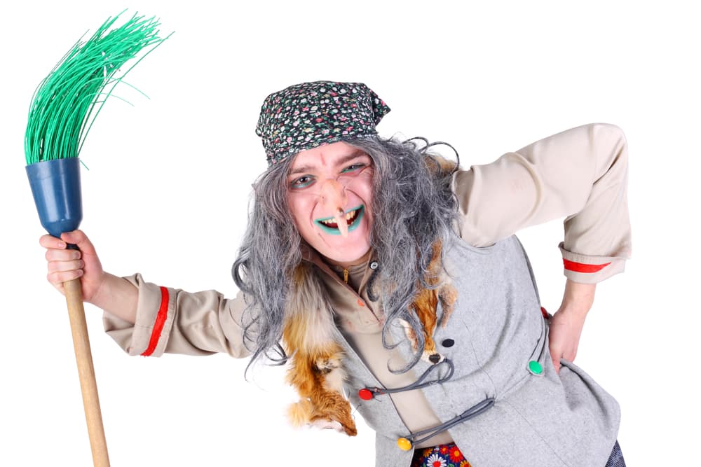 También se supone que tiene el poder de cambiar su macabra apariencia de viejita deforme y jorobada para ser lo que ella quiere, para así poder engañar a los niños o adultos y poder castigarlos o devorarlos en su hogar del bosque.