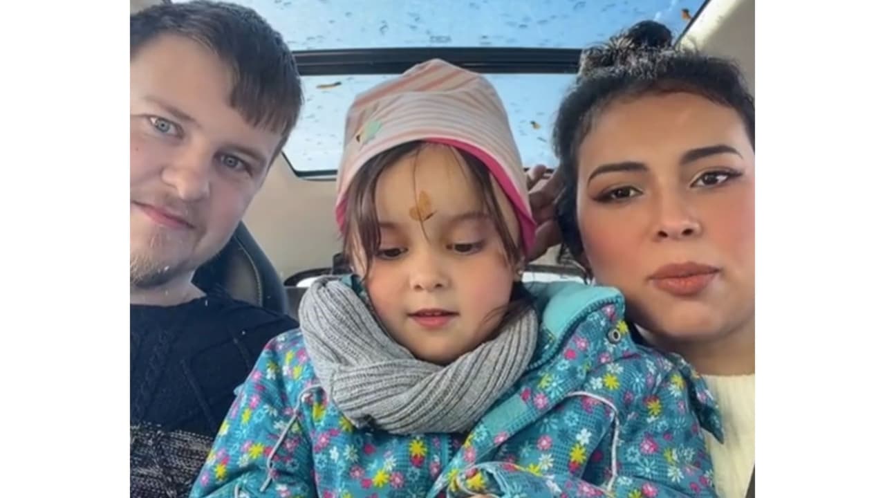 Niña bilingüe intenta traducir a sus padres