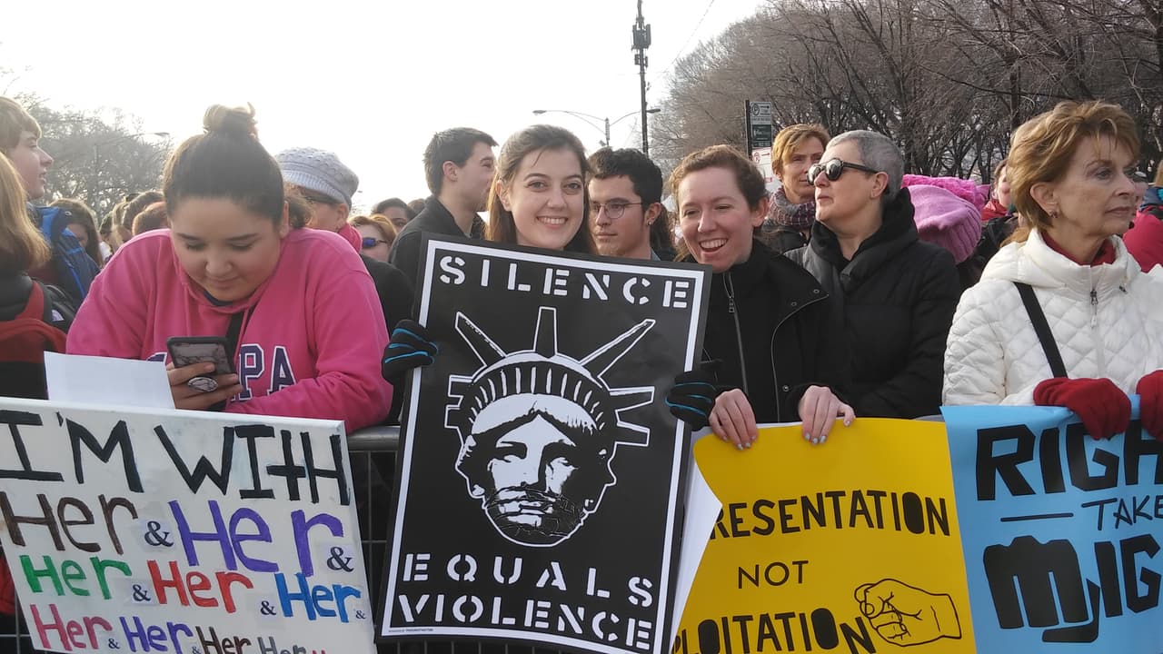 Muchos de los letreros estaban relacionados con la defensa de los derechos de la mujer.