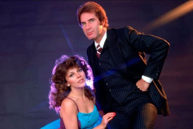 Al morir su padre 'Mariana' se va a la capital y con ayuda de algunos conocidos logra conseguir trabajo de sirvienta, donde conoce a 'Luis Alberto' un adinerado muchacho que la ayuda a recuperar su inmensa fortuna.