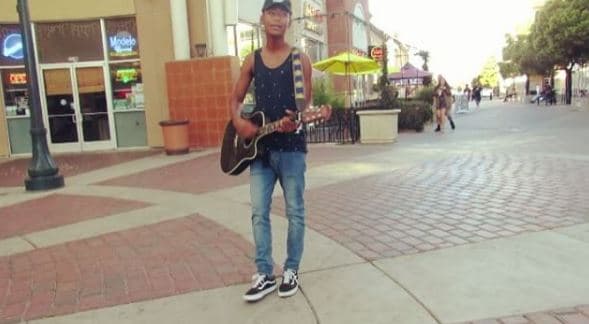 Comenzó a los 13 años tocando guitarra con su padre.