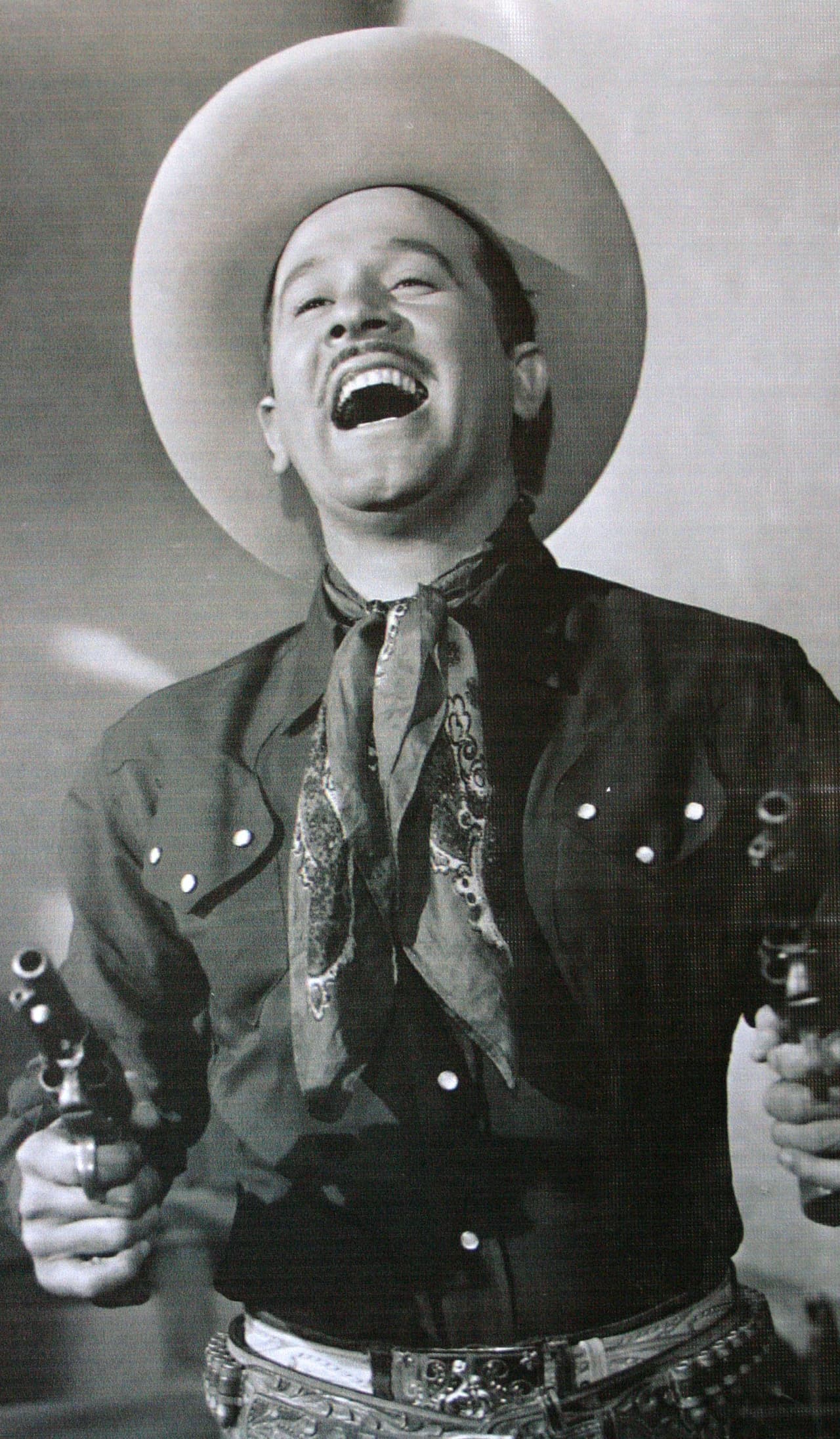 Otro ídolo mexicano es Pedro Infante, quien fue un cantante y actor de la Época de Oro del Cine Mexicano. El 15 de abril de 1957 perdió la vida en un trágico accidente aéreo en Mérida, México.