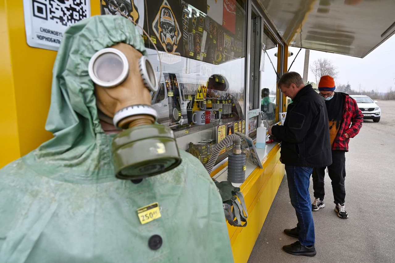 Tras el accidente en la planta, situada a unas 70 millas de Kiev (unos cien kilómetros), más de 350,000 personas tuvieron que ser evacuadas en un perímetro de 30 kilómetros. Luego de 30 años no existe todavía un número preciso en la cantidad de fallecidos que provocó el accidente.
<br>
<br>En la fotografía, una tienda de recuerdos en la entrada a la zona de exclusión de Chernobyl, el 13 de abril de 2021.
<br>