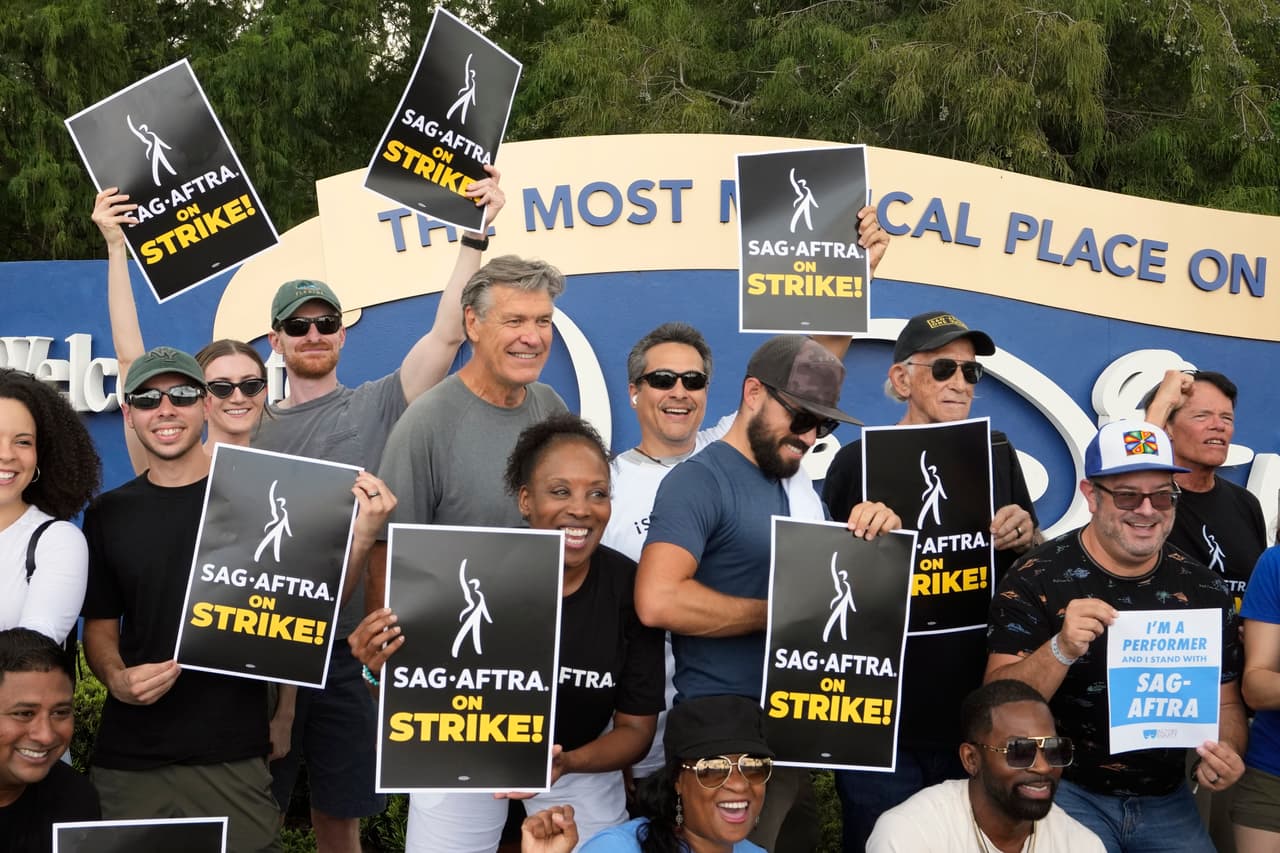 El grupo de actores tenía previsto publicar las fotos en las redes sociales en solidaridad con los guionistas en su lucha por mejores condiciones salariales y laborales.