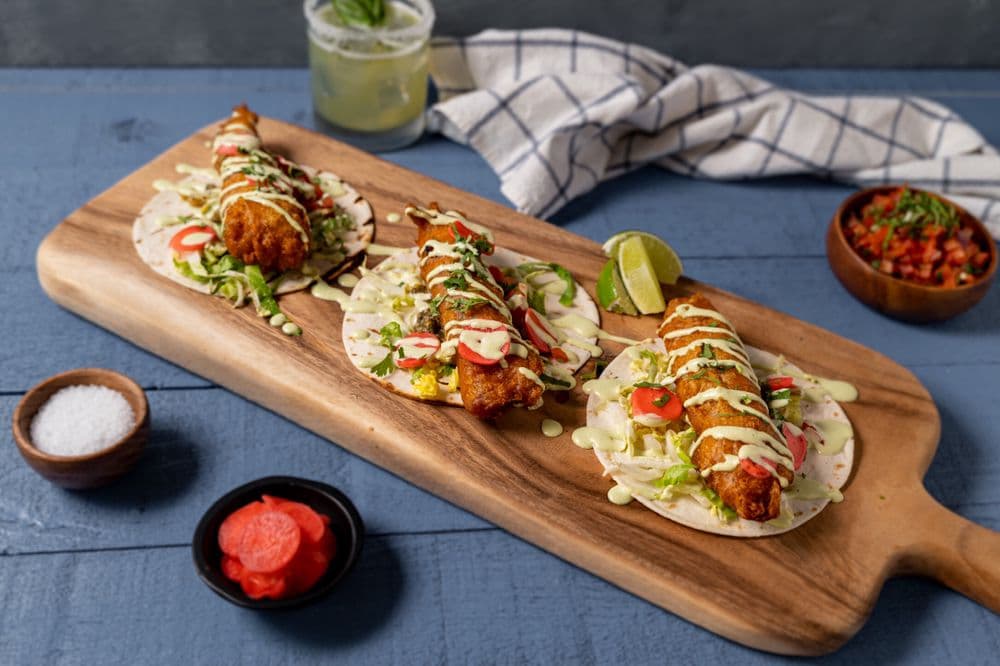 <b>Salt & Lime Cabo Grill</b>
<br>Dirección: 6006 Falls Of Neuse Rd Raleigh, NC 27609
<br>Teléfono: (919) 872-2230
<br>Sitio web: 
<a href="https://www.saltandlimecabo.com/">https://www.saltandlimecabo.com/</a> 
<br>
<b><a href="https://www.yelp.com/map/salt-and-lime-cabo-grill-raleigh">Cómo llegar</a></b>
<br>
<br>Los dueños lo describen así: “En un ambiente informal y acogedor, Salt & Lime ofrece una experiencia única de California Bistro inspirada en los auténticos sabores de Baja California y las tradiciones mexicanas, con una lista sabrosa y en constante cambio de cocina moderna y, por supuesto, margaritas”.