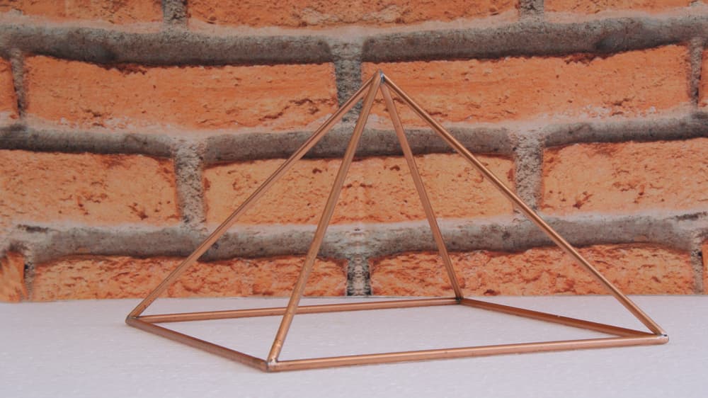 Las que se construyen con 
<b>madera</b> ayudan a la meditación, se colocan en jardines para intercambiar energía con las plantas. Las de 
<b>cobre</b> captan la negatividad y la trasmutan en algo positivo, o sea, la canalizan y son ideales en lugares donde se reúnen muchas personas.  