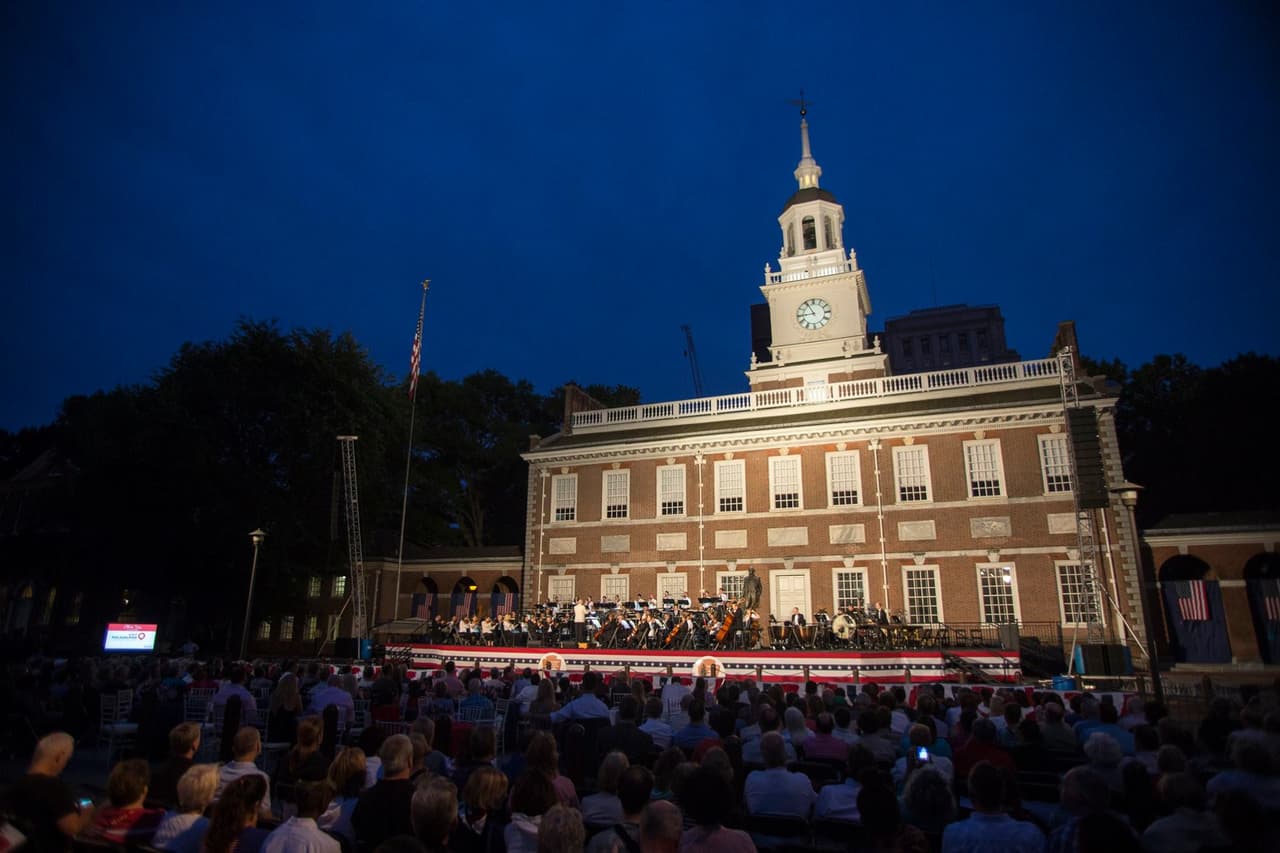 <a href="https://welcomeamerica.com/event/philly-pops-the-mann/"><b>POPS on Independence (3 de julio)</b></a>. The Philly POPS, junto con el actor nominado a los premios Tony y Emmy, Joshua Henry, invitan a los fans a su 43 concierto gratuito lleno de animados estándares patrióticos y favoritos del pop, ambientado una vez más en el dramático telón de fondo del Independence Hall.