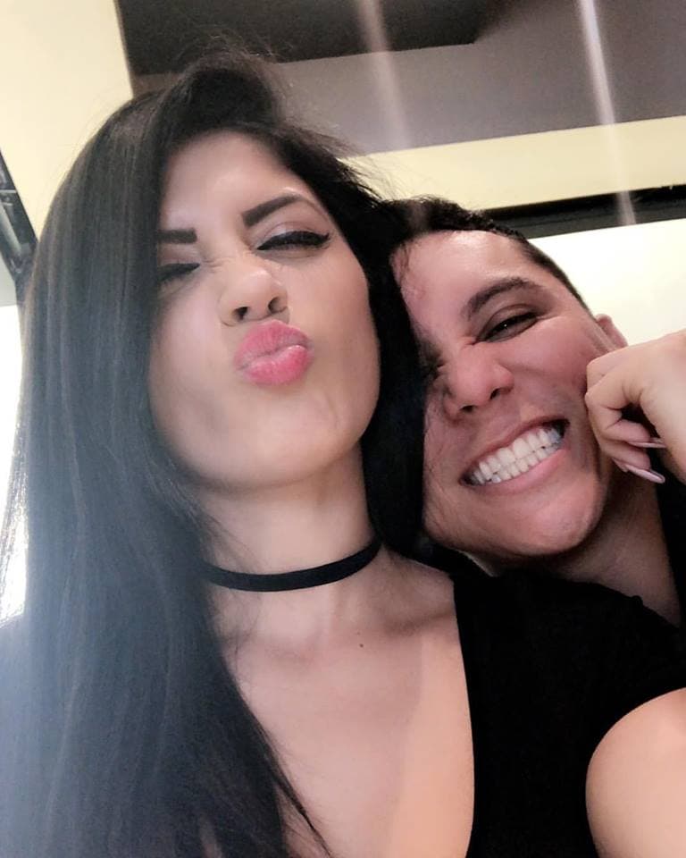 Poco a poco las fotos y mensajes entre ellos comenzaron a inundar sus respectivas redes sociales, sin embargo, muchos de los seguidores del cantante comenzaron a atacar a la joven con fuertes comentarios.