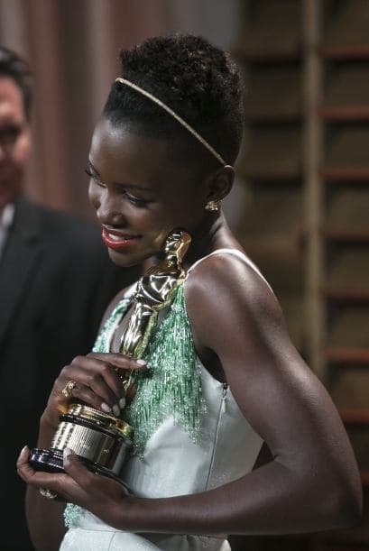 Mira un compendio de las mejores imágenes de la gran noche de Lupita. Mira aquí lo último en chismes.