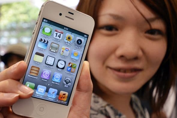 El iPhone llegó en 2007 y se unía a la competencia por el liderazgo del mercado en la rama de los smartphone. Sin embargo, no era como los demás. ¿Qué traía consigo que resultó innovador? Un nuevo sistema operativo, el iOS, además de una serie de aplicaciones. Además, tuvo más facilidad para llegar a más cantidad de público.