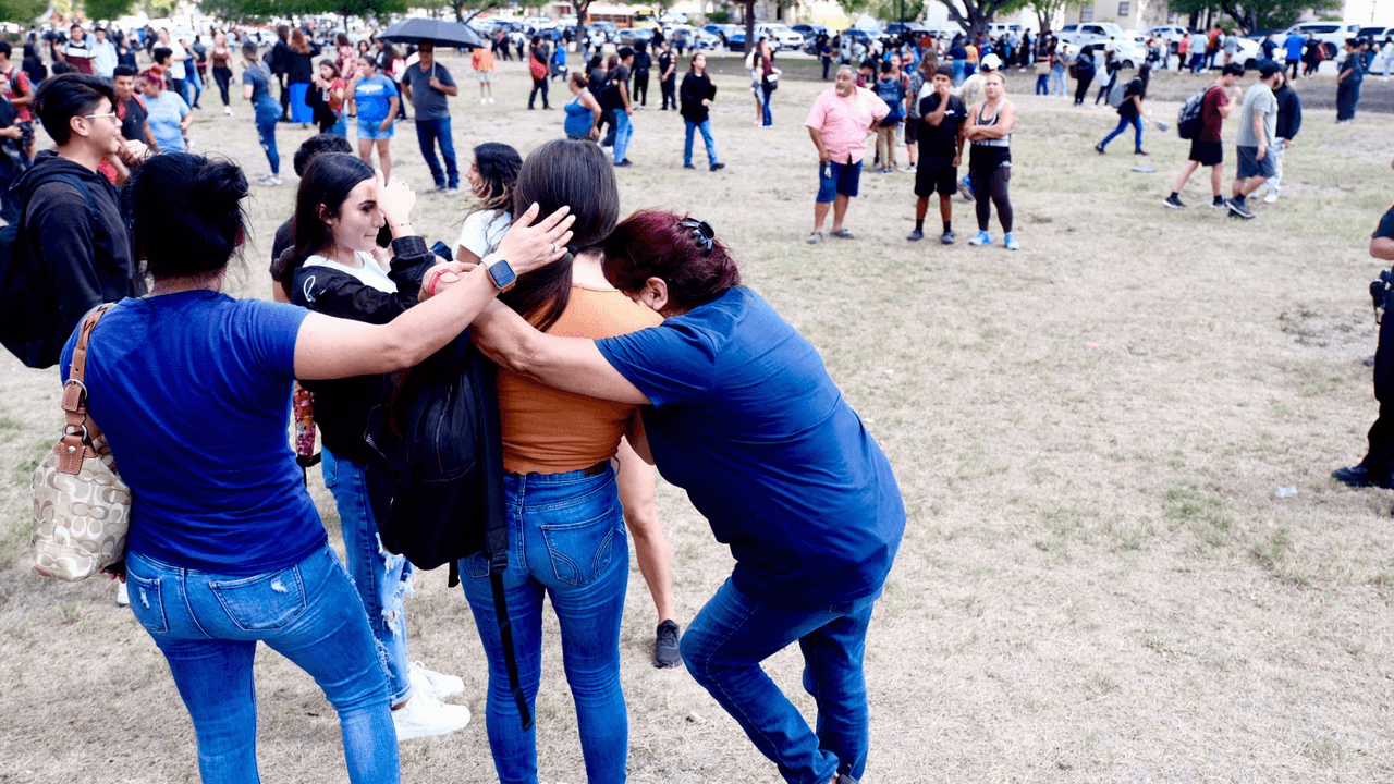 Algunos familiares tenían miedo y se encontraban llorando en la escena. Otros padres se encontraban molestos por el hecho de que los alumnos no pueden tener comunicación mientras están adentro en el encierro.
