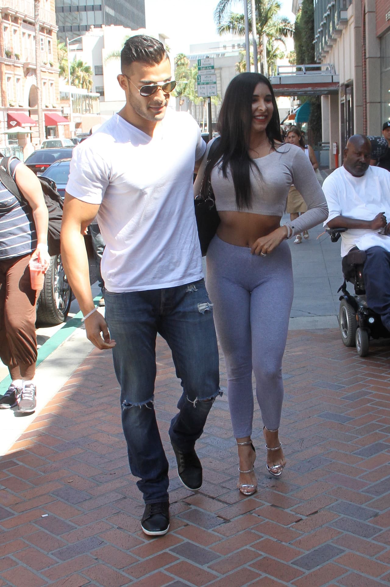 Su guapo novio la escoltó en todo momento y no dejó de abrazarla.