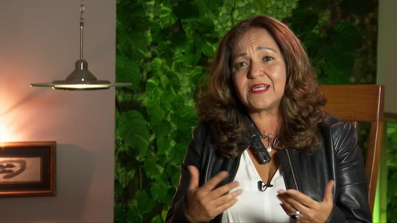 "El padre Salinas fue lanzado al ostracismo sin tener ninguna culpa, él actuó de buena fe, hizo todos los trámites de manera generosa con su servicio pastoral y finalmente se convirtió en un mártir de Angélica Rivera", aseguró la escritora Sanjuana Martínez.
<br>