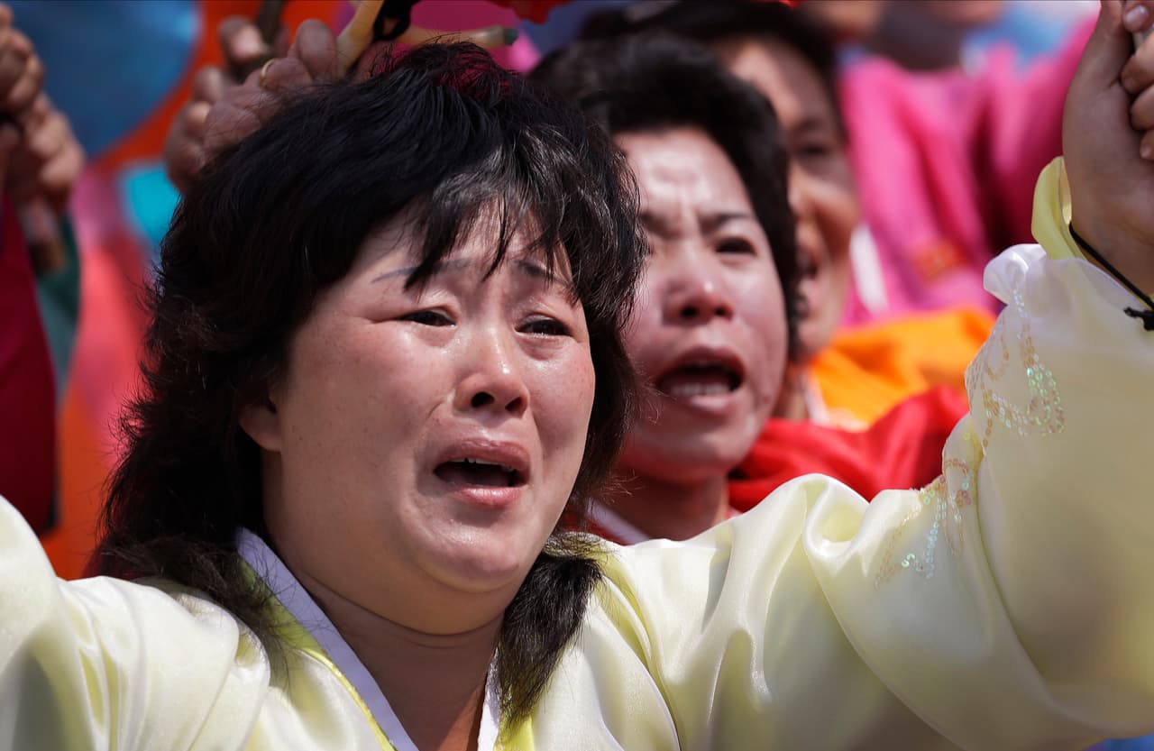 Una mujer se emociona al pasar frente a Kim Jong Un, en una parada militar. 15 de abril de 2017.