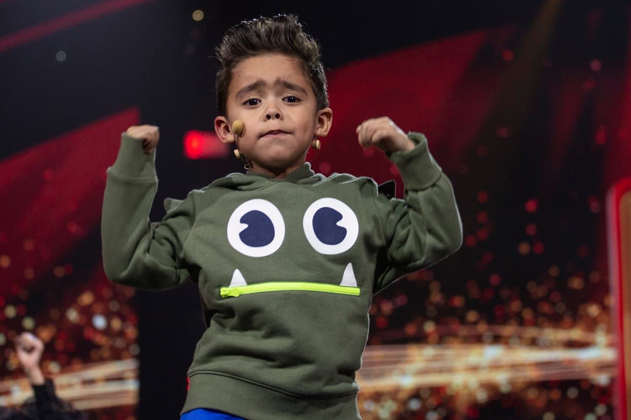 El galán de cinco años dijo ser mejor que el comentarista deportivo Enrique el 'Perro Bermudez' y convenció al público de ello después de que lo escucharon gritar "gol".