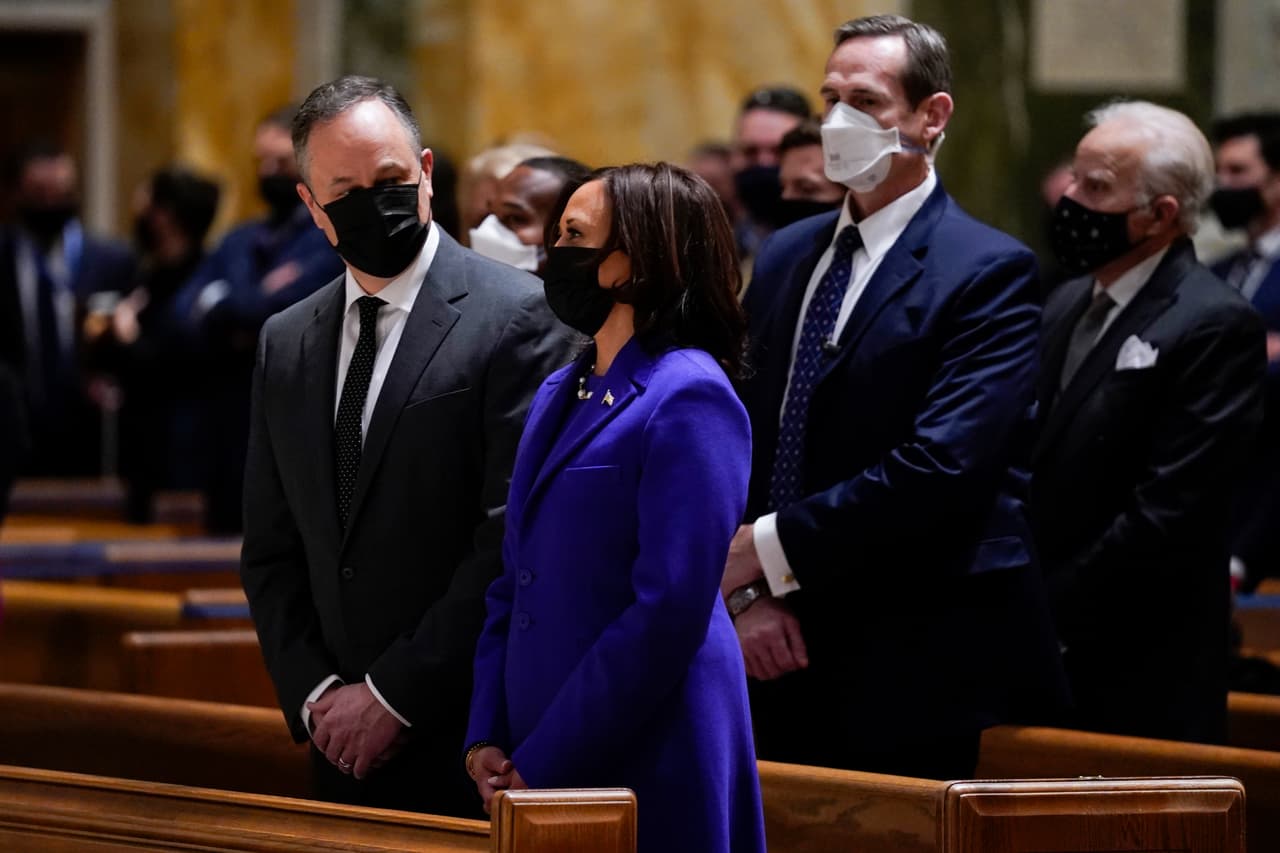 Kamala Harris y su esposo, Doug Emhoff, en la misa en la catedral de San Mateo el Apóstol.