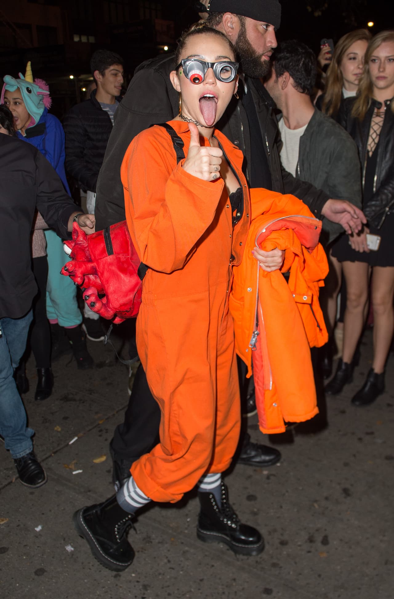 Pero ella está enamorada, y el amor es capaz de hacer grandes cambios en quienes se ven sumergidos en su influjo. Así que no sería dificil verla un poco más tapada.