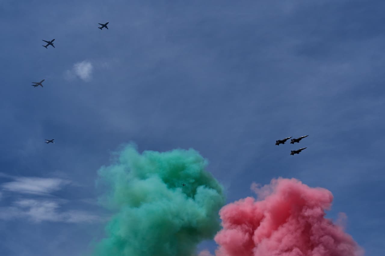 Aviones militares sobrevuelan el desfile militar del Día de la Independencia en la plaza principal de la capital, el Zócalo, en la Ciudad de México, el miércoles 16 de septiembre de 2026.
