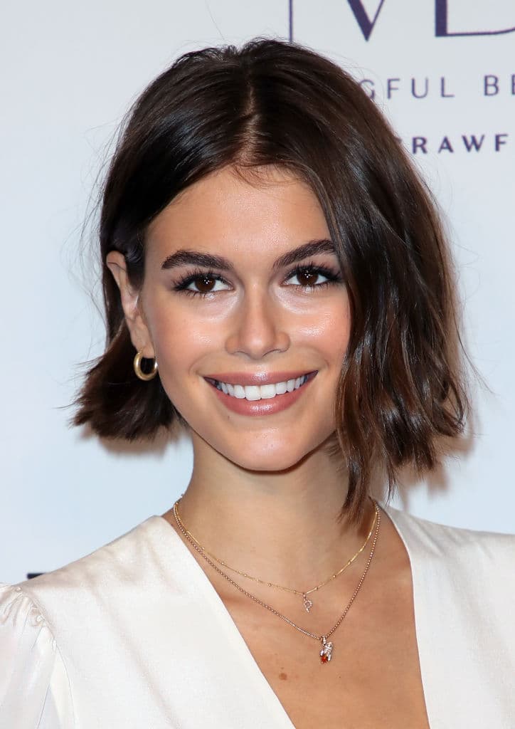 Igual lo puedes usar como 
<b>Kaia Gerber</b>, en esta fotografía se nota que resalta su mirada y enmarca mucho sus pómulos.