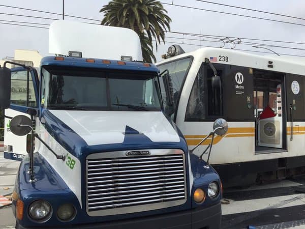 Tren en pruebas colisiona con un camión en Santa Mónica