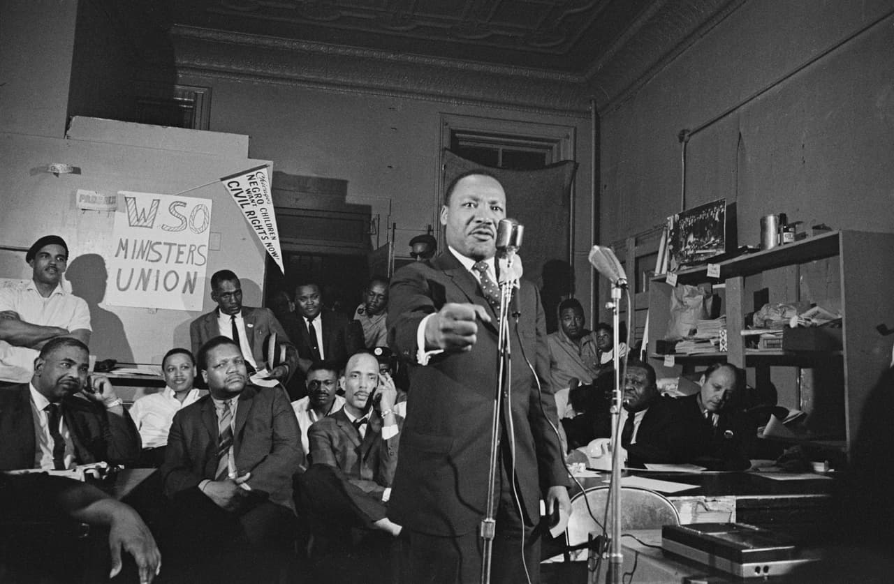 Según la 
<b><a href="http://www.americaslibrary.gov/about/welcome.html" target="_blank">Biblioteca del Congreso de los Estados Unidos</a></b>: "Martin Luther King Jr., fue la voz más importante del movimiento de derechos civiles estadounidense, que trabajó por la igualdad de derechos para todos. Era famoso por usar la resistencia no violenta para superar la injusticia, y nunca se cansó de tratar de poner fin a las leyes de segregación".