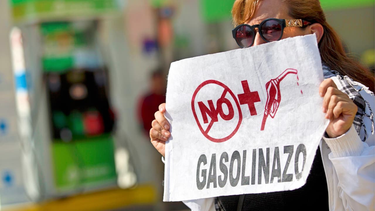 Consumidores cruzan la frontera buscando combustible más barato por efecto del 'gasolinazo'