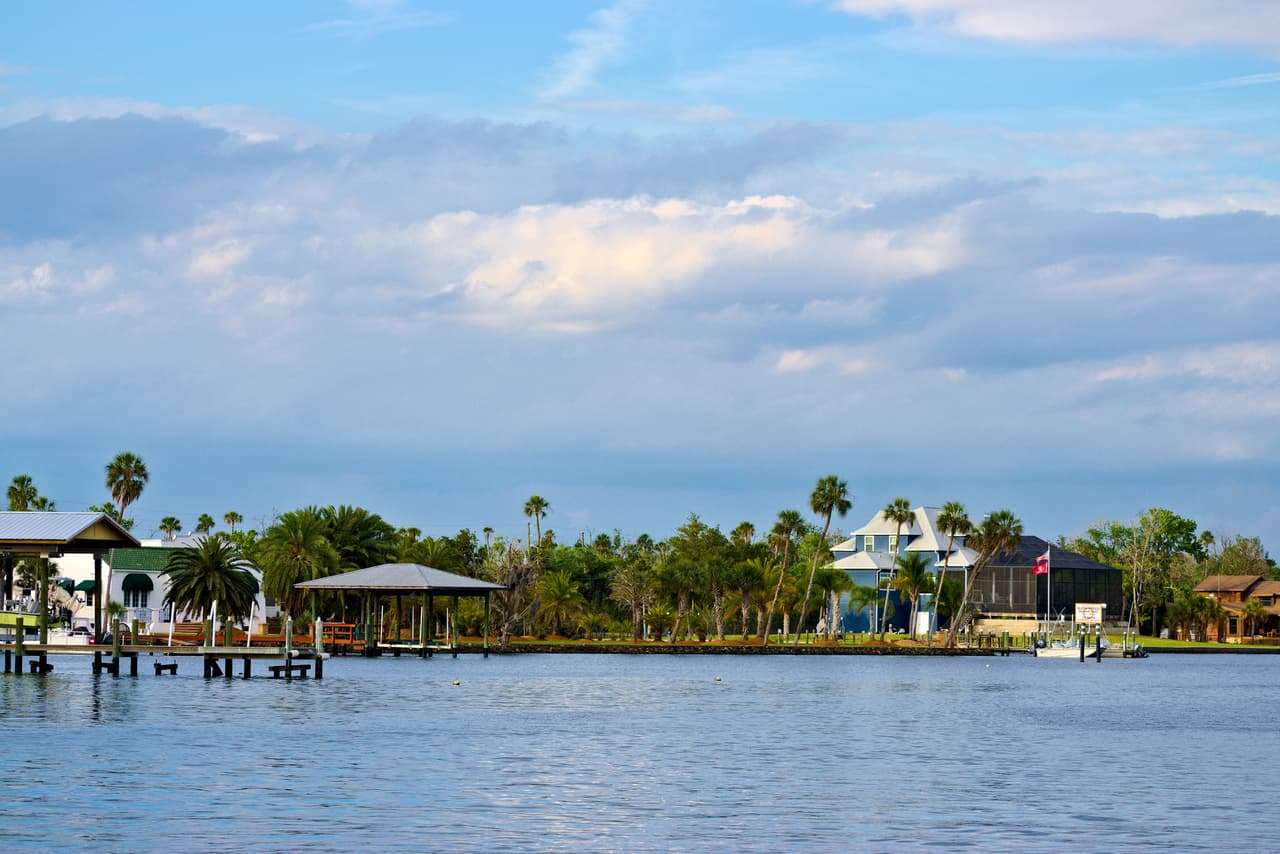 <h3 class="cms-H3-H3">15. Homosassa Springs, Florida</h3>
<br>
<br>💸
<b> Ingreso familiar promedio: </b>$47,197
<br>
<br>💸
<b> Tasa de pobreza: </b>16.1%
<br>
<br>💸
<b> Hogares con ingresos anuales menores a $10,000:</b> 8.6%
<br>
<br>💸
<b>Adultos con educación universitaria: </b>20.8%
<br>
<br>💸
<b> Tasa de desempleo (2021): </b>10.4%
<br>