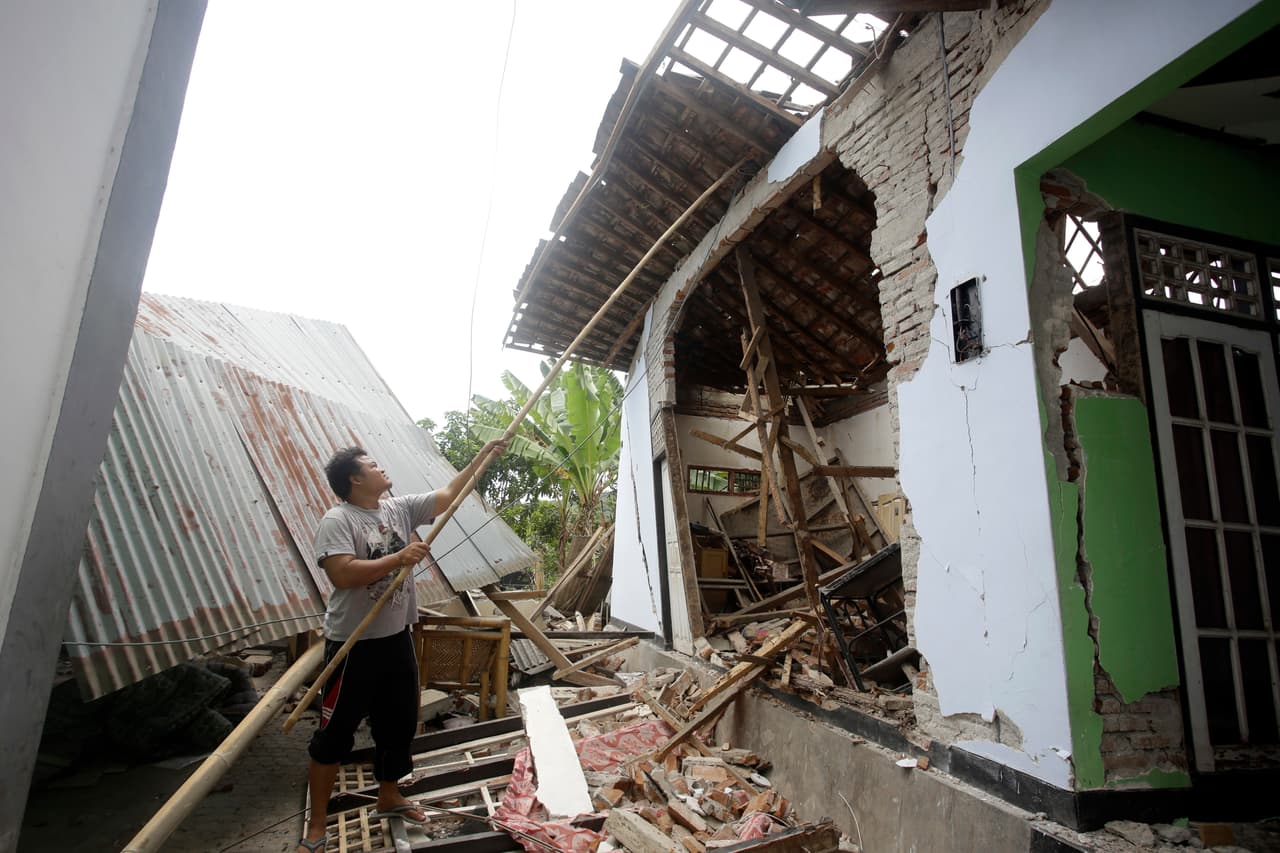 Un portavoz de la Agencia Nacional de Gestión de Desastres (BNPB) reconoció que las condiciones sobre el terreno aún presentan "muchos problemas", como damnificados que no han sido evacuados o refugiados que no reciben la atención adecuada, sin contar con que continúan las réplicas.
<br>