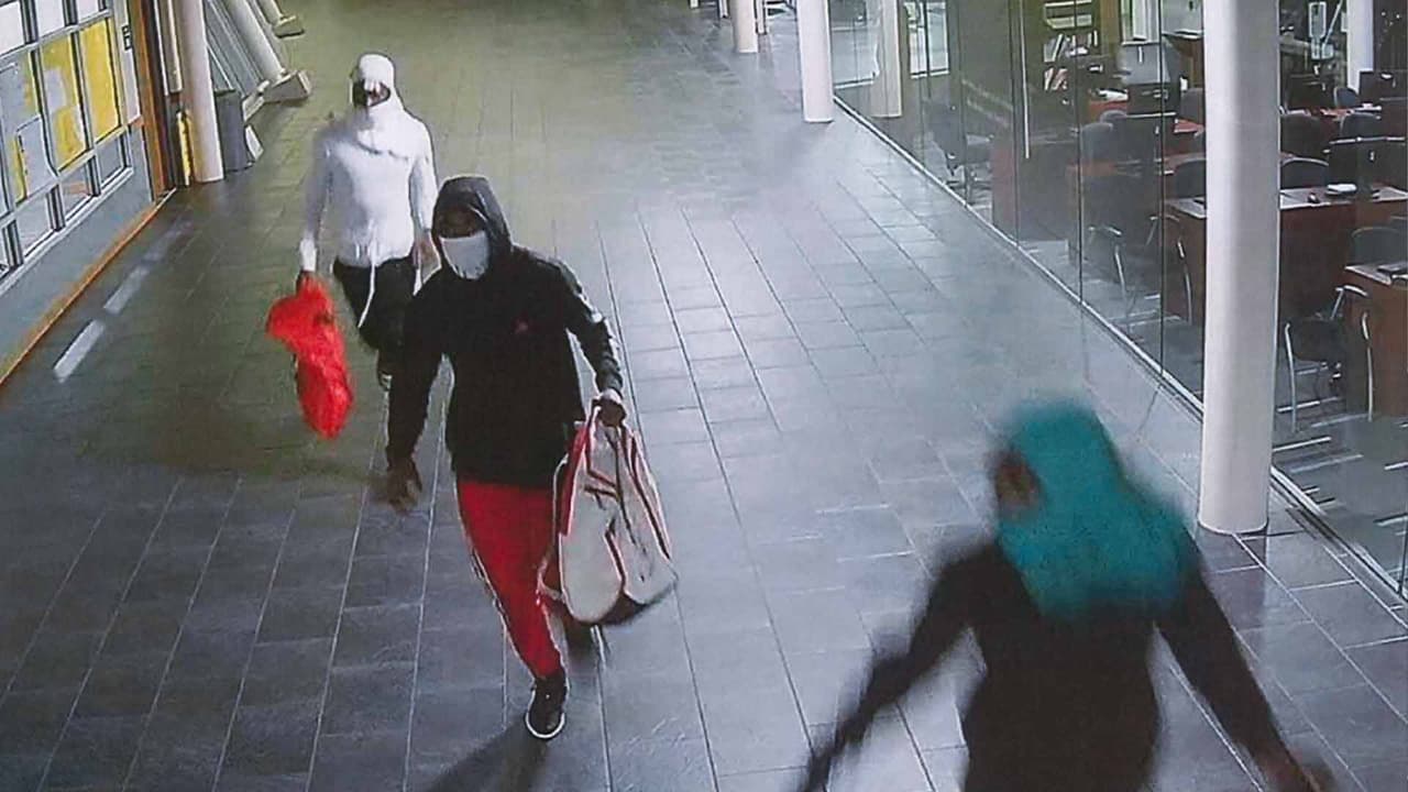 Buscan identificar a tres sospechosos de robo en una escuela preparatoria al norte de Houston