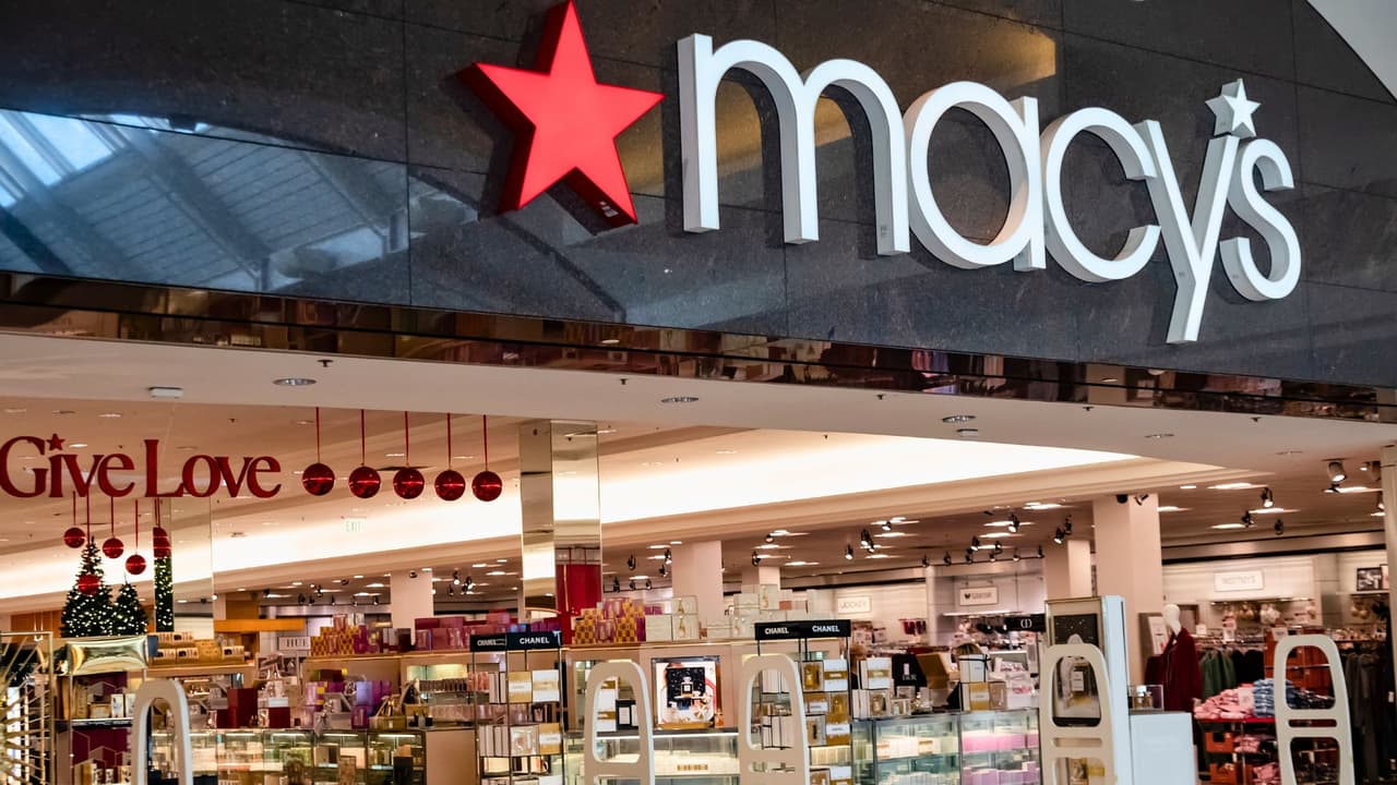 Además de los cierres,
<b> Macy’s también tiene planeado abrir 15 nuevas tiendas Bloomingdale’s y 30 nuevas ubicaciones de Bluemercury para 2026</b>. Este movimiento está diseñado para acelerar el crecimiento de sus marcas de mayor calidad, alineando mejor sus recursos y enfocándose en las tiendas más productivas. Según Tony Spring, CEO de Macy’s, a través de un comunicado.