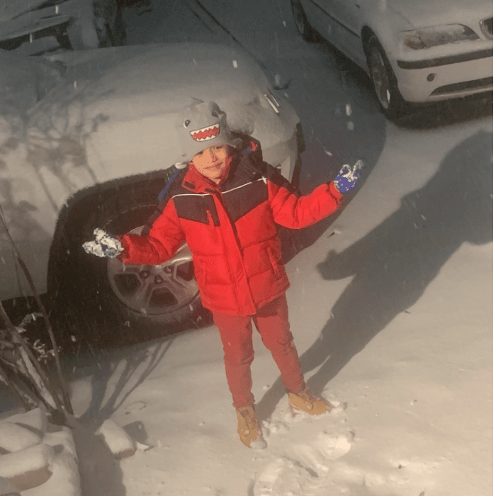 Un jovencito sale a disfrutar la caída de la nieve en el noreste del país, que dejo más de 12 pulgadas y en otras partes hasta dos pies.