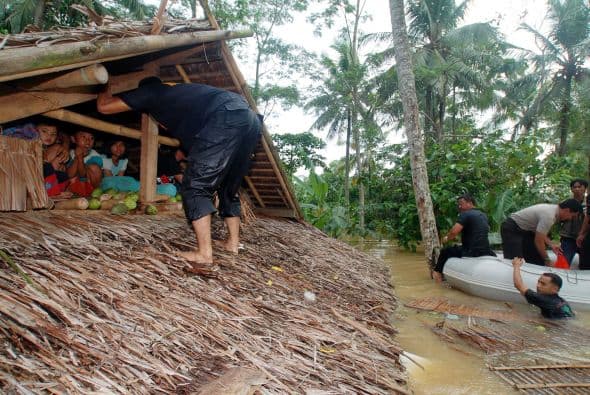 Familiares llorando veían con horror cuando los habitantes y los socorristas sacaban los cuerpos del lodo que sepultó siete aldeas en Manado, capital de la provincia Sulawesi del Norte, donde más de mil casas fueron inundadas después que las lluvias causaron que un río rebasara su cauce.