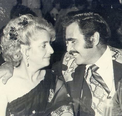 En diciembre de 1963, Fernández se casó con María del Refugio, conocida como 'Cuquita'.