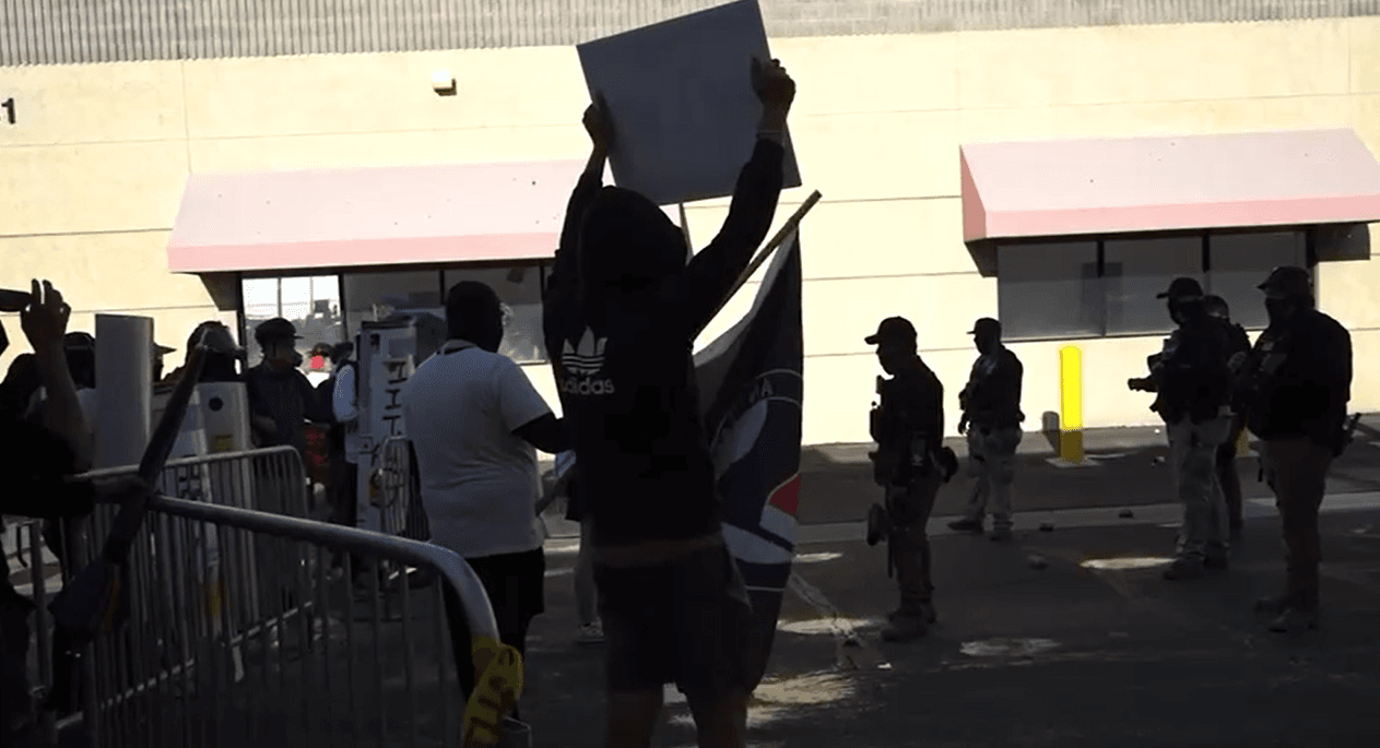 Comenzaron a volar objetos de entre los manifestantes,
<b> lo cual fue repelido por los oficiales</b>.