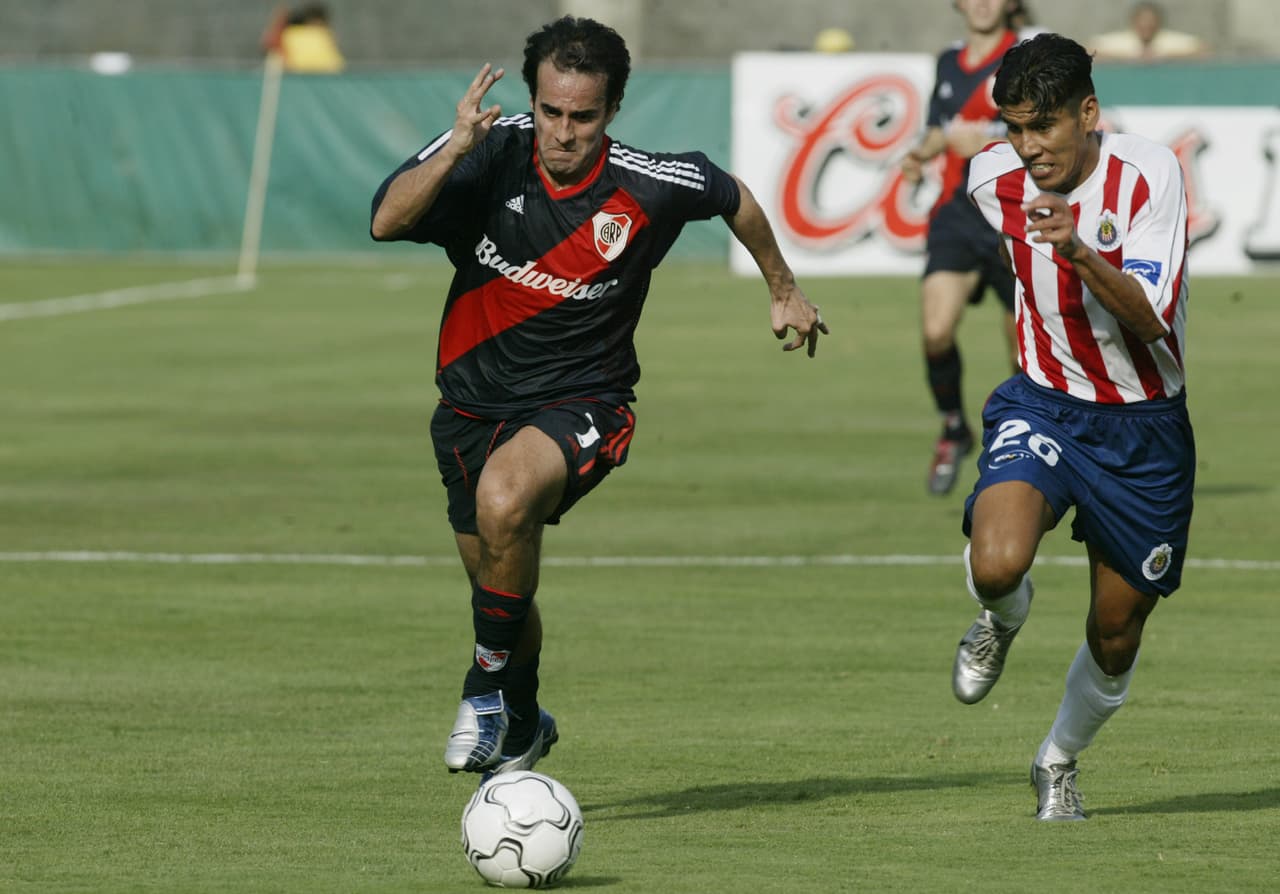 Su carrera como profesional comenzó allá por 2001 cuando debutó en la Primera División con las Chivas del Guadalajara.