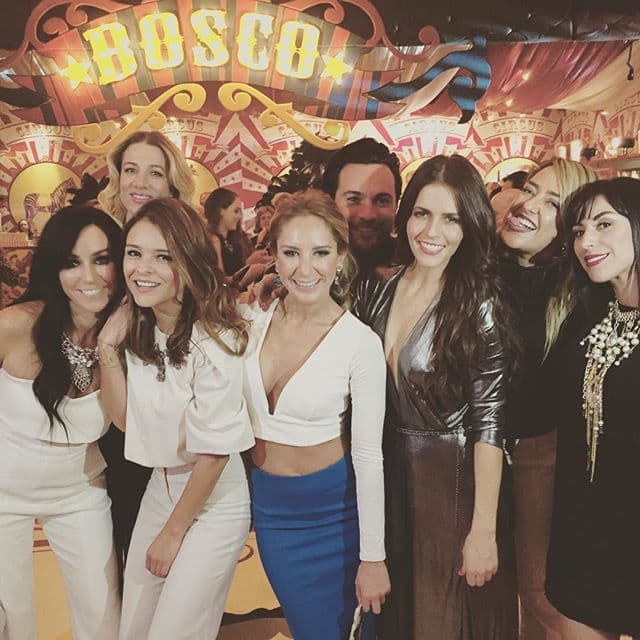 Porque se fue de fiesta con sus mejores amigas y se le vio muy contenta.