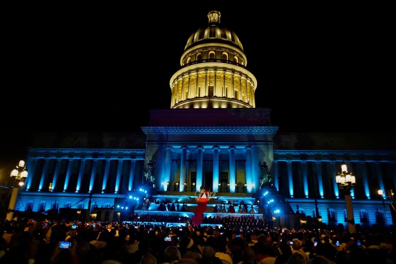 Durante la celebración, el monumento estelar fue el Capitolio, la actual sede del Parlamente de la isla y cuya demorada restauración concluyó para este aniversario con ayuda del gobierno ruso, incluyendo una espectacular cúpula laminada en oro.
<br>