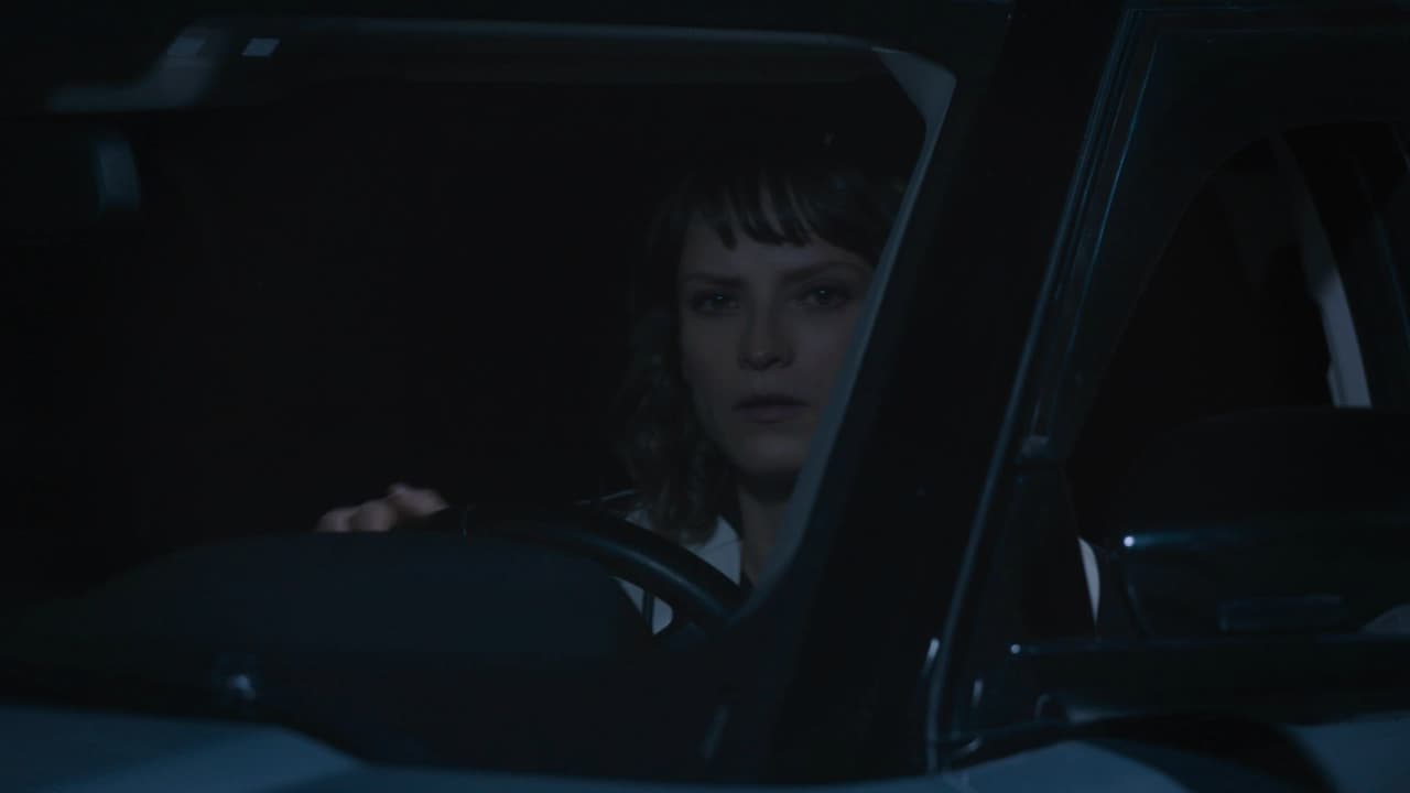 Leonora, con apenas unos días de haberse recuperado de de las complicaciones que tuvo al dar a luz al heredero de la fortuna Larios y quien ha resentido el distanciamiento de Alejandro, acudió al lugar que Álvaro le señaló.