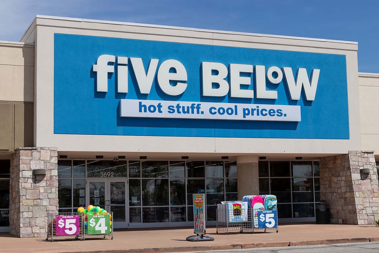 <b>Five Below: </b>
<br>El Día de Acción de Gracias abrirán a partir de las 6 p.m. hasta la 1 a.m.
<br>