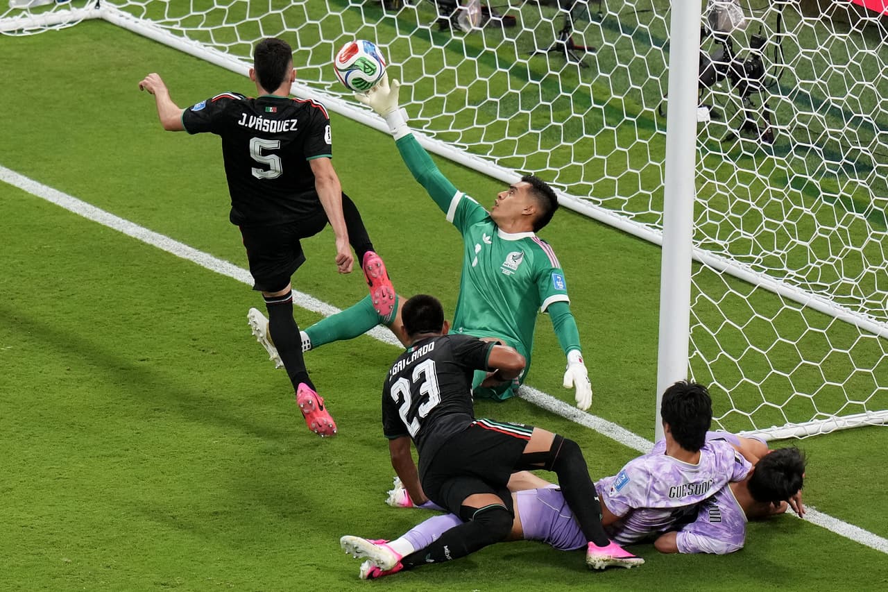 El portero de México, Raúl Rangel (centro), se estira para detener el balón durante el partido de fútbol del Grupo A de la Copa del Mundo entre México y Corea del Sur en Zapopan, cerca de Guadalajara, México, el jueves 18 de junio de 2026.