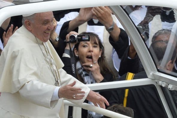 El papa Francisco saluda desde el Papamóvil, ante la emoción de los asistentes, esta fotógrafa incluida.